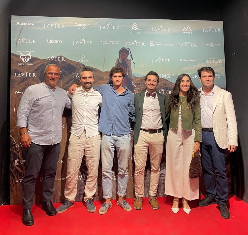 Seis personas sonrientes en el photocall del estreno de Solo Javier.