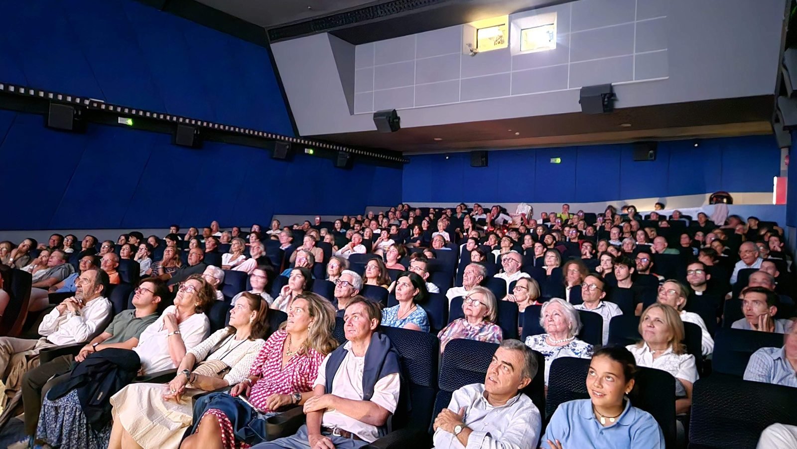 Una sala de cine llena de público atento a la pantalla durante un pase de Solo Javier.
